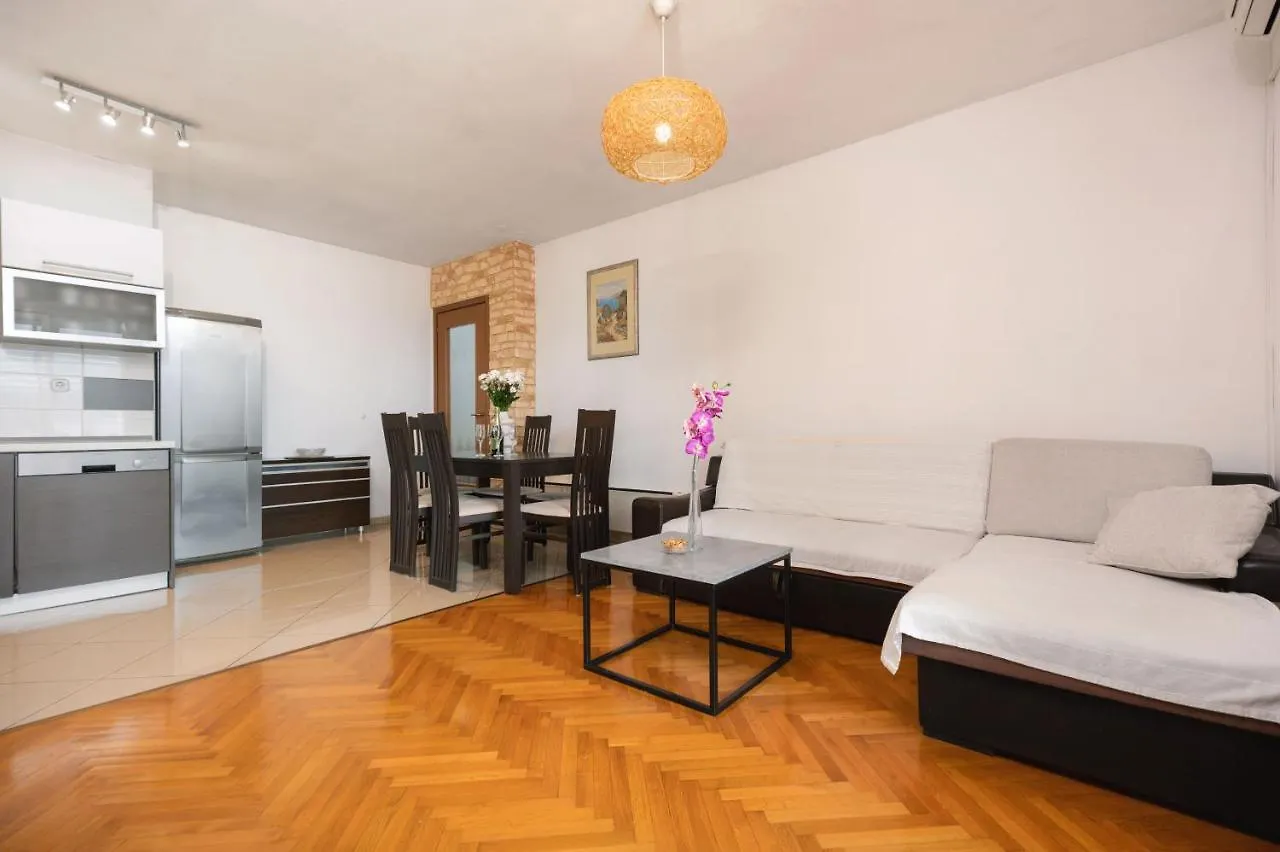 City Vibe & Free Garage Split Apartment